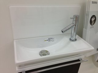 Be advised that this is not a tiny urinal but rather a tiny sink. Travelers to Japan will see a lot of these here and there during their travels