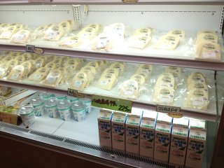 乳製品売り場のチーズ、ヨーグルト、牛乳、アイスクリーム