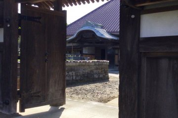 A view through the yakuimon gate