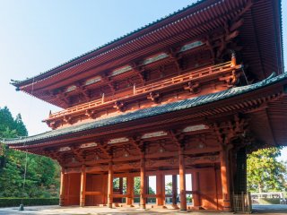 Daimon, cổng chính của Koyasan. Các bức tượng Kongo Rikishi được đặt ở bên trái và bên phải