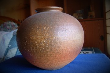 Shigaraki-yaki pottery, Shiga (vignette applied)