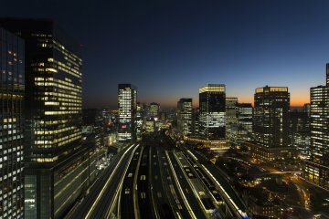 Станция Токио светится ночью