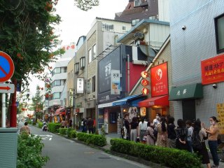 A long queue outside a palm reading shop was unusual, but with the reduced price of only 995 yen per reading, the long line is understandable