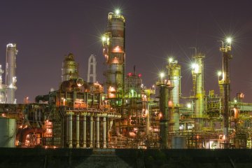 Мой любимый ночной пейзаж. Это нефтеперерабатывающий завод в районе моста Тайсё вдоль шоссе №23