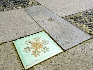 Tiny snowflake tiles remind visitors that snow season is never far away from Ginzan,