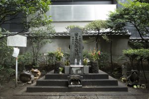 The supposed resting place of Masakado's head upon which offerings of water have been left at Masakado-zuka Otemachi