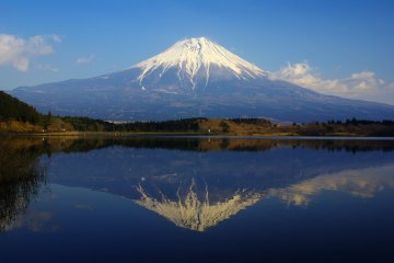 Stunning reflections off Shizuoka's Tanuki Lake