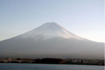 笼罩在烟云中的富士山