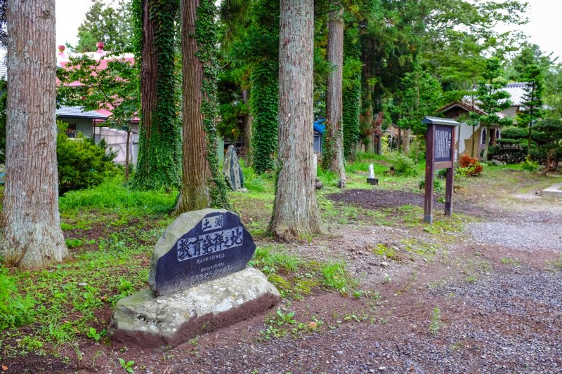 The beautiful gardens of Jokenji Temple, a short walk from the Denshoen Park