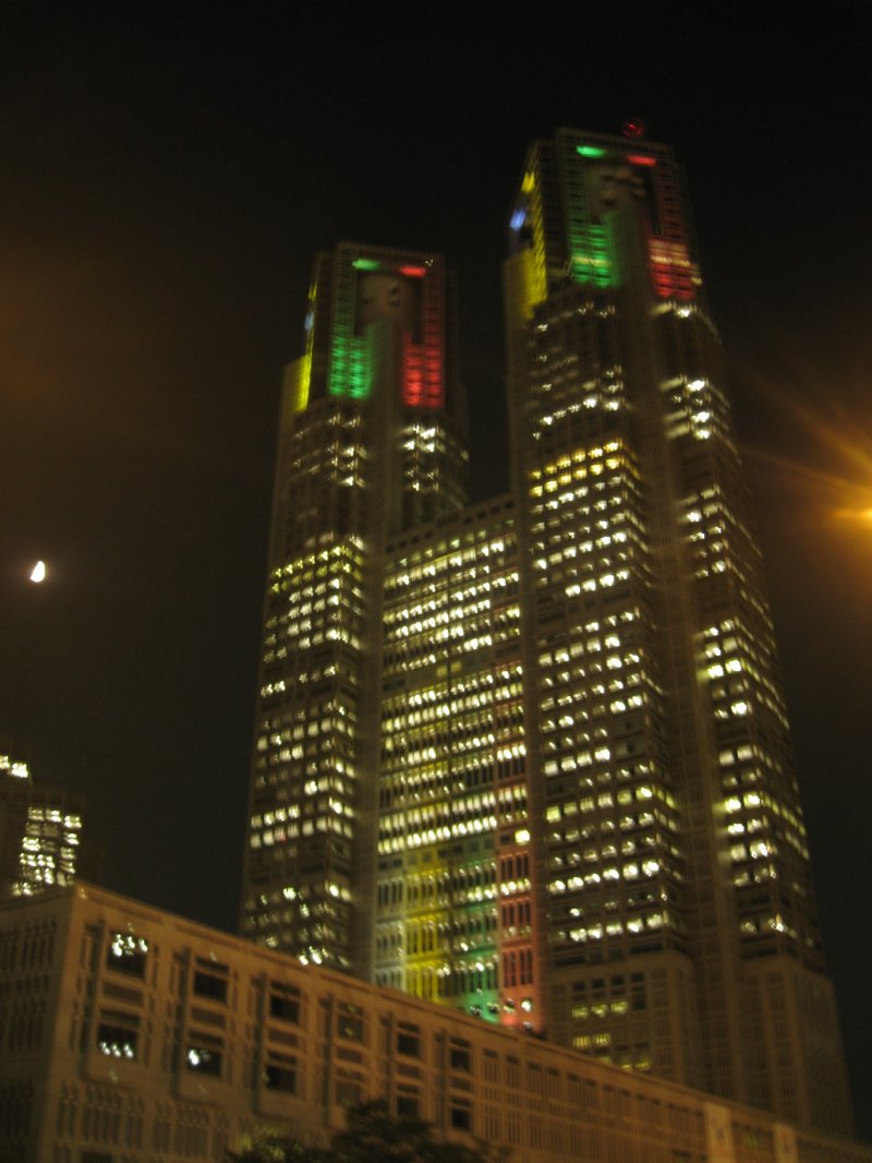 在奥运五彩灯衬托下的东京都厅大楼