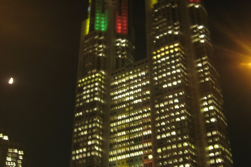 在奥运五彩灯衬托下的东京都厅大楼