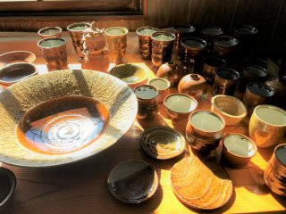 The range of Shitoro-yaki pottery at Hikoji-gama Pottery Art Studio