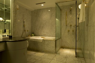 <p>ห้องเดอลุกซ์ชองที่นี่ทิ้งอ่างอาบน้ำแบบพลาสติกตามโรงแรมทั่วไปแล้วเลือกใช้แบบหินอ่อนสุดหรุแทน</p>