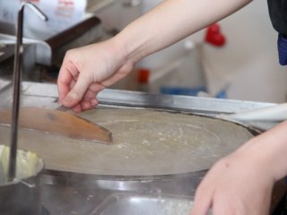 Chất bột làm bánh được làm lập tức sau mỗi order để thức ăn luôn tươi ngon