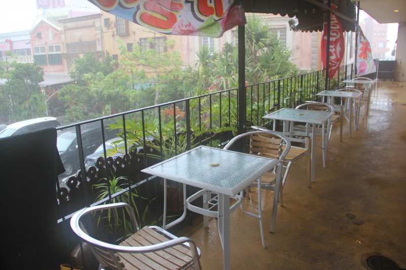 <p>This outside seating area overlooks the nearby Depot Island shopping center</p>