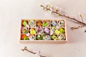 Ohanami Roll Sushi Bento (18 rolls, 9 varieties @ 2,600 yen)