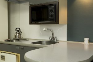 ห้องครัวเล็กๆ ที่มีความสะดวกอย่างเต็มรูปแบบที่เกสต์เฮ้าท์ แบร์ซ์ โมริกุชิ
