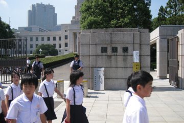 看到很多日本中学生过来参观