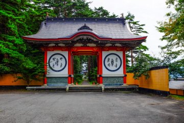 An impressive gate at the entrance to Fukusenji Temple