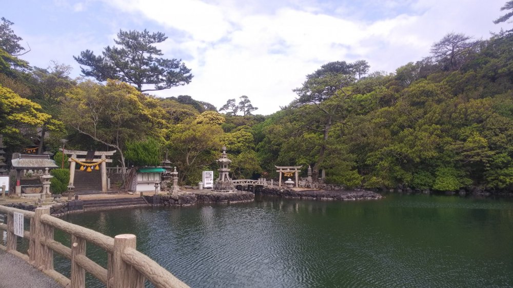 明神池と厳島神社