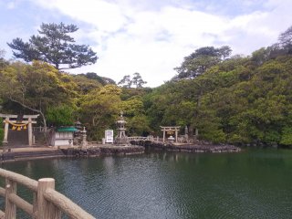 明神池と厳島神社