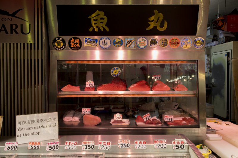 อุโอโมรุที่ตลาดคุโรมอน อิจิบะถนัดสุดเรื่องโอโตระหรือพุงปลาทูน่าซึ่งขายเป็นวากิว