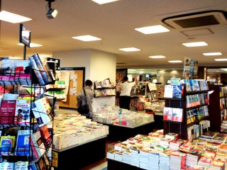 Trung tâm sách Futaba ngay bên ngoài lối ra Hachijo-guchi của ga Kyoto