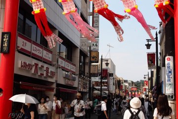 Young and old, men and women, fill the streets of Komachi even during the State of Emergency