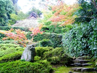 Vườn di sản đền Shisendo - đá, cây xanh và cảnh quan xuanh quanh