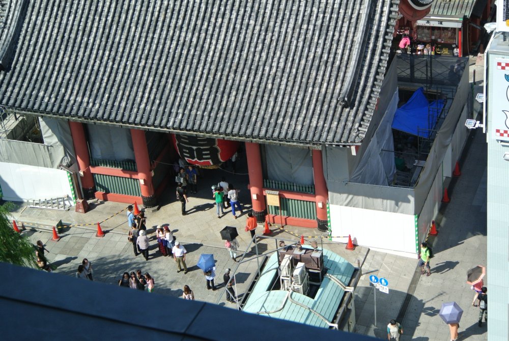 Cổng Kaminari-mon nhìn từ trung tâm du khách