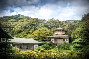  Towards the back of the prayer hall is Komyoji’s famed pond garden
