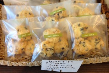 <p>Pont bakes and packages its cookies inside the store daily</p>