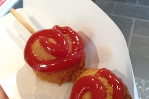 The ketchup is always served in a swirl