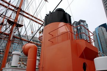 Nippon Maru, Detail, mast and funnel