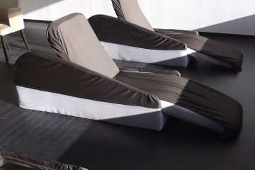 The relaxation beds by the bathroom