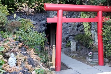 Torii marking entrance to cave dedicated to Benzaiten. 