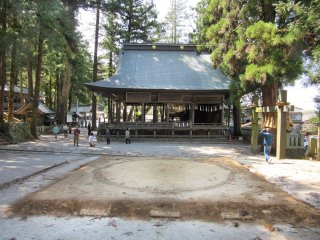 Ринг сумо в храме Сува