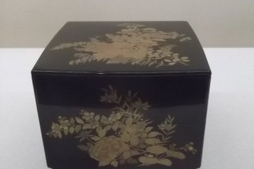 A lacquered box for sweets