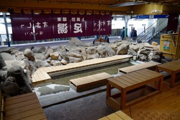 Kami-Suwa Station's footbath