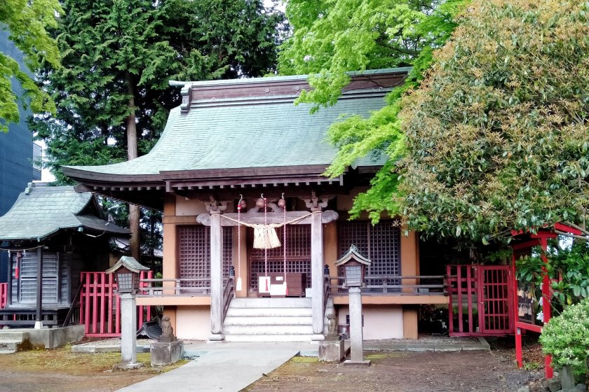 Tabidachi Inari Shrine main worship hall.