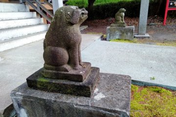 Miniuture lion-dogs, supposedly to match the small shrine gates.