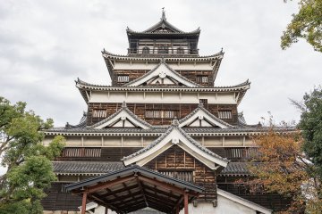 Hiroshima Castle is just one of the stops along the Meipuru-pu bus routes