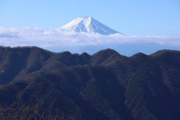 Captured Mount Fuji at the top of Mount Makiyose (槇寄山)