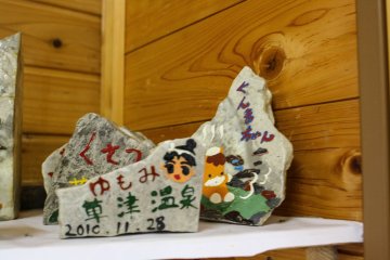 <p>Некоторые камни из их коллекции, включая работы Гумма-тян и Юмоми-тян</p>