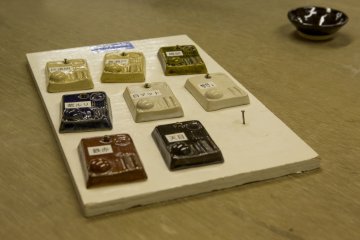 The selection of available glazes; I chose 天目 in the bottom right corner
