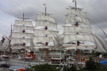Through out the year, numerous events are held, the most impressive being a Full-sail Exhibition where the ship’s beautiful white sails are unfurled to the sky and blow in the wind.