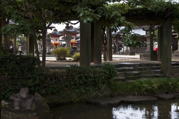 신토 사원은 고요함과 아름다운 정원이 있는 곳이다.