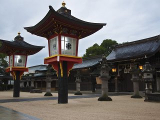 De grandes lanternes rouges au sanctuaire Matsubara