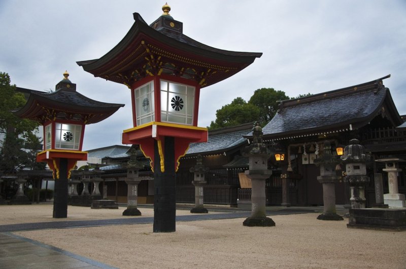 Большие красные фонари святилища Мацубара