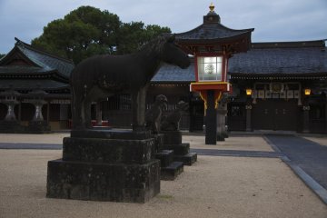 ที่ศาลเจ้าญี่ปุ่นมักจะมีรูปปั้นสัตว์เช่นจิ้งจอกหรือม้า นี่ไม่ใช่รูปปั้นกามิ (เทพเจ้า) แต่เป็นสัตว์ผู้รับใช้กามิ